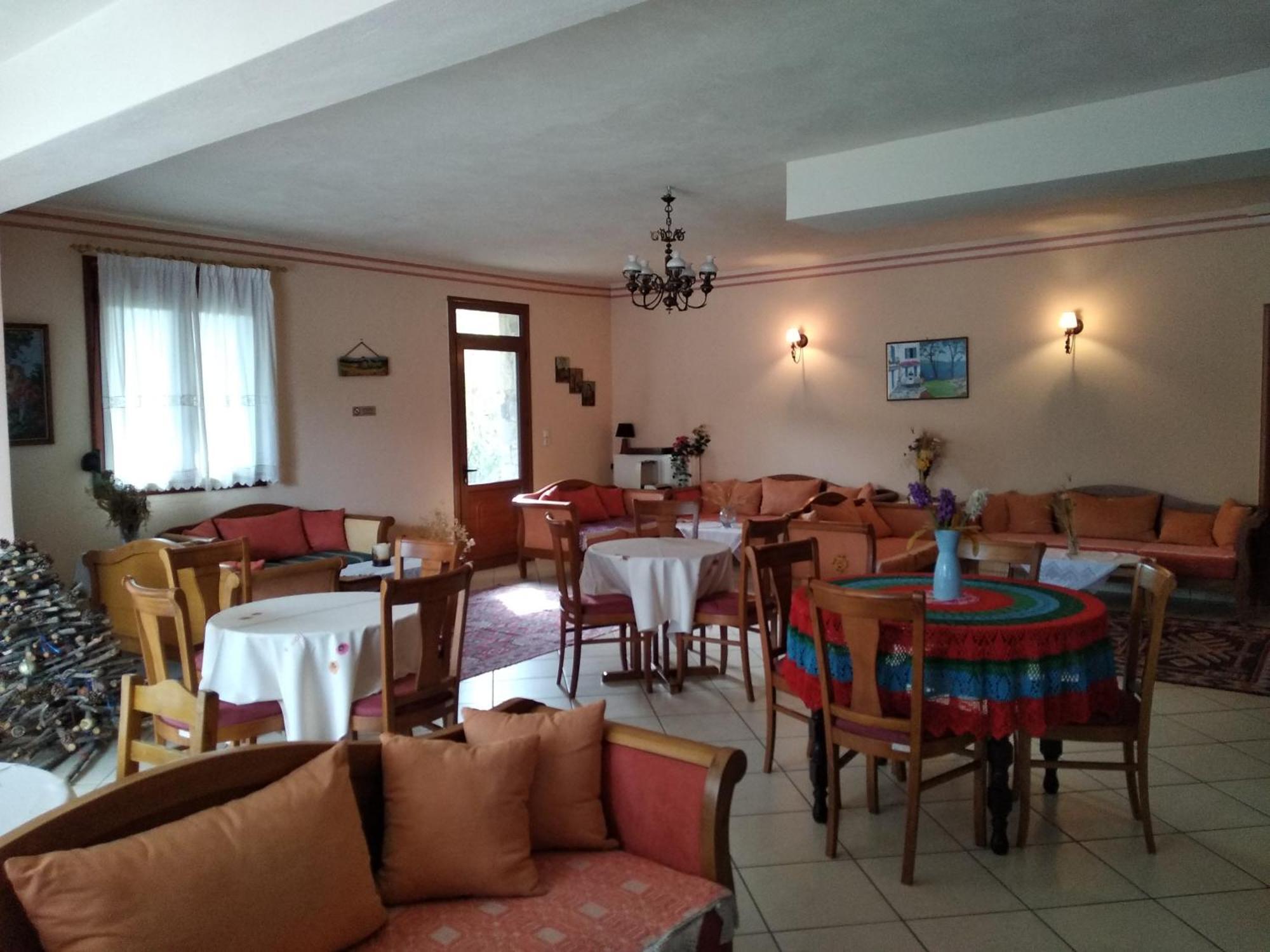 Hotel To Spiti Tis Irinis Vitina Exterior foto